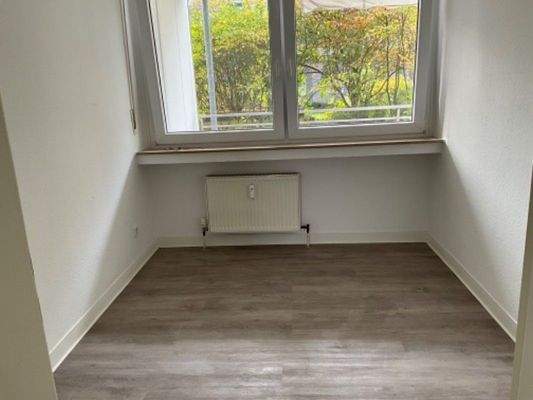 Kinderzimmer mit grauem Vinylboden.jpg