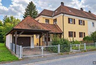 Hausansicht 1 (KI-Farbverbesserung)