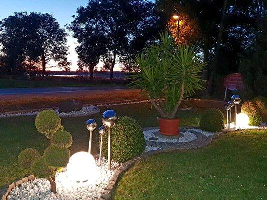 Vorgarten bei Nacht