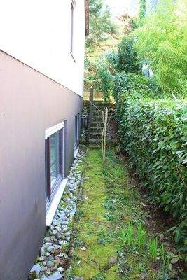 seitlicher Gartenzugang.JPG