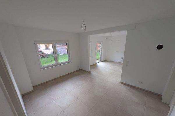 Esszimmer mit Blick in die Küche (2).jpg