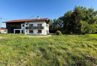 Außenansicht mit Grundstück