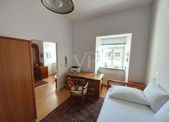 Schlafzimmer mit Arbeitsplatz