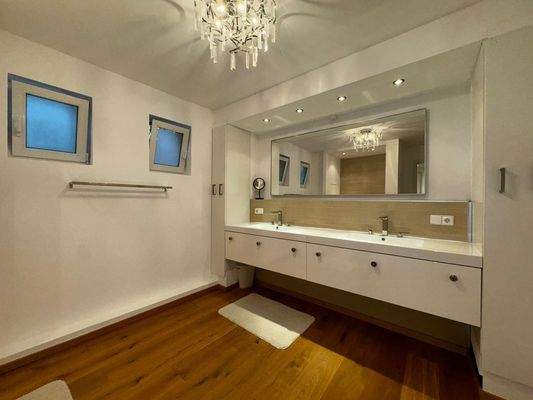en suite bathroom with double sink