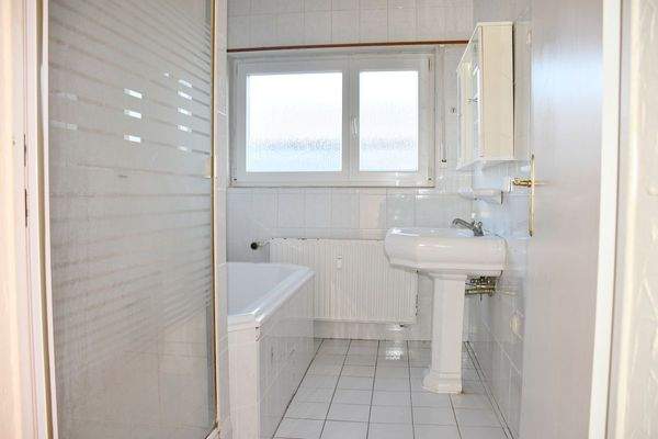 OG - Tageslichtbad mit Wanne und Dusche