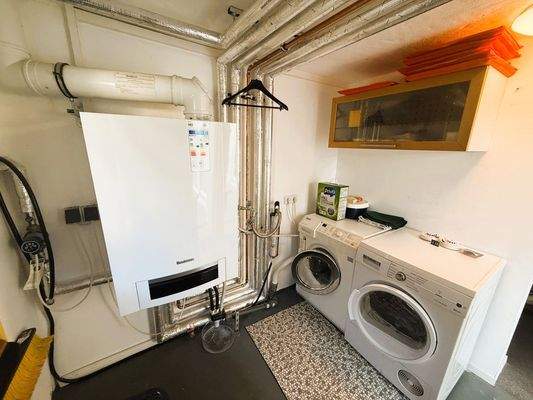 Hauswirtschaftsraum mit Geräten