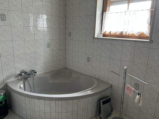 Bad mit Eckbadewanne