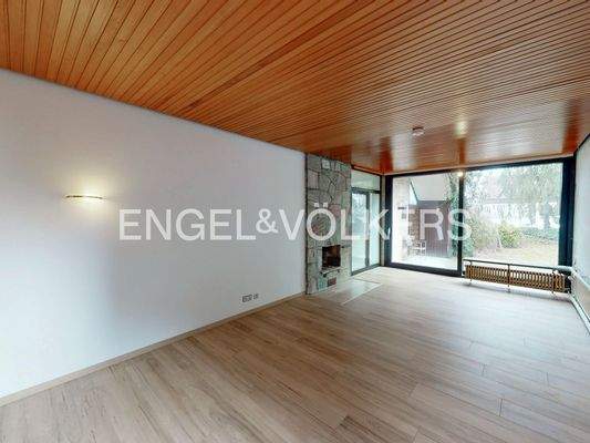 Wohn- und Schlafbereich in der Einliegerwohnung mit Kamin