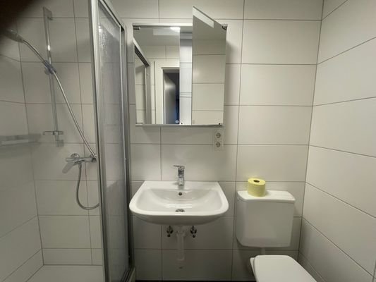 Waschbecken mit Spiegelschrank.JPEG