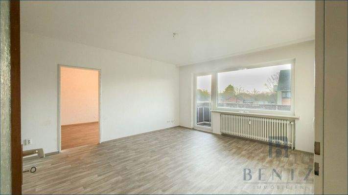 Wohnzimmer mit Zugang zum Balkon 