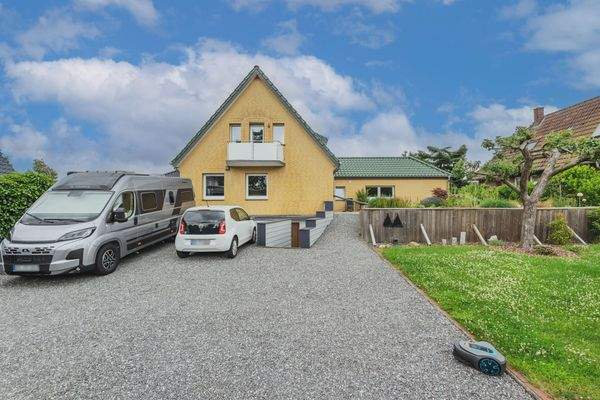 Frontansicht mit Stellplätzen 