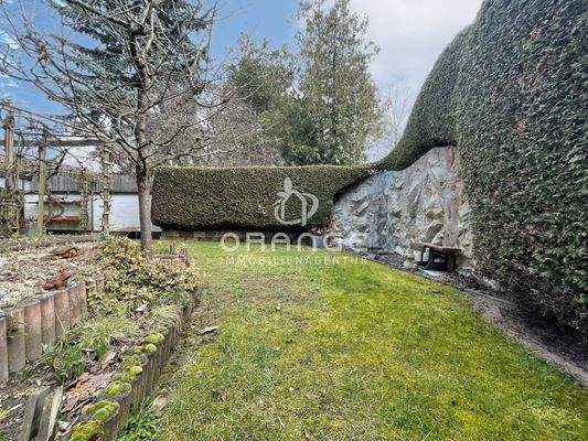 Kunststeinmauer mit Wasserspiel