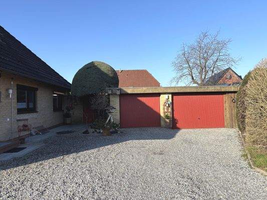 Auffahrt mit Garagen