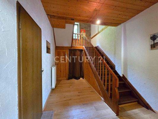 Eingangsbereich und Treppenhaus zu den Wohnungen im Anbau