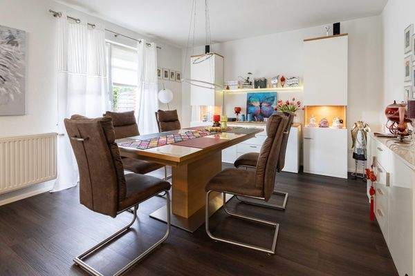 Heller Wohn- und Essbereich mit Zugang zur Terrasse