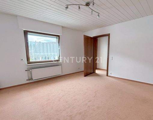 Kinderzimmer 1 mit Zugang zum Nebengebäude