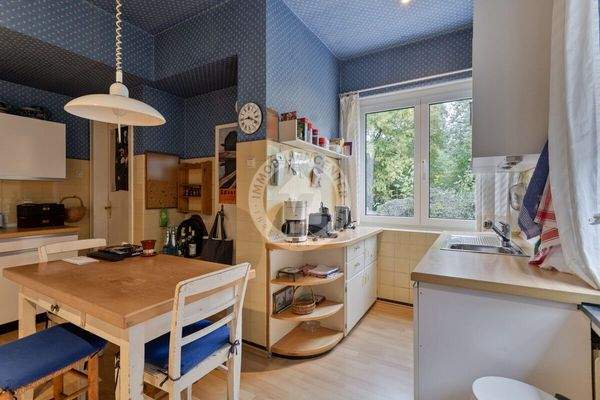 Eine weitere Ansicht der Küche mit Abstellraum