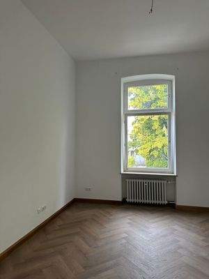 Helles Zimmer mit Fenster