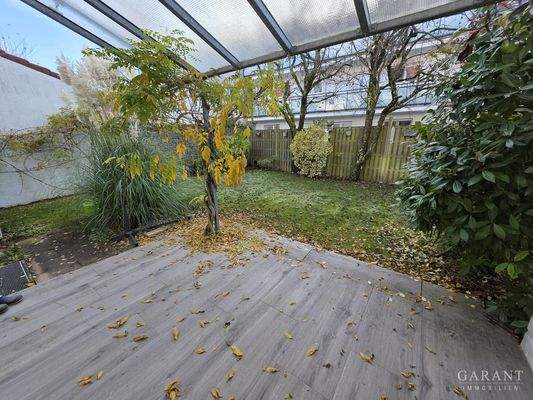 Blick von der Terrasse aus in den Garten