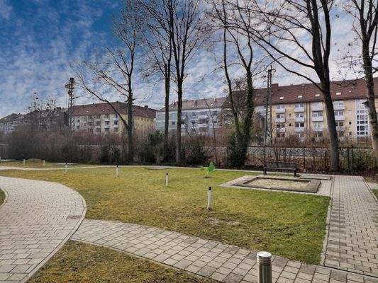 Grünanlage neben dem Haus mit S-Bahn Gleisen