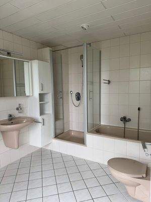 Bad mit Wanne und Dusche