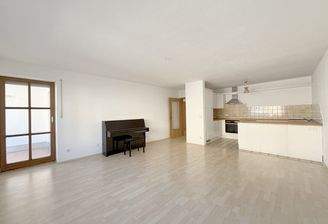 Großes helles Wohnzimmer mit offener Küche