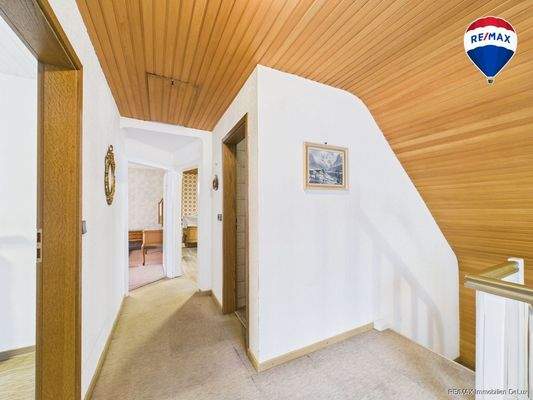 RE/MAX Immobilien DeLux Einfamilienhaus Körprich Flur