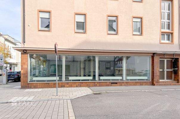 Seitenansicht des Ladenlokals mit Ecklage