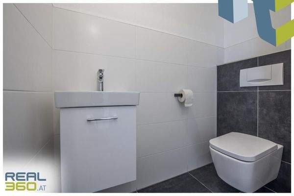 Seperate Toilette mit Waschbecken