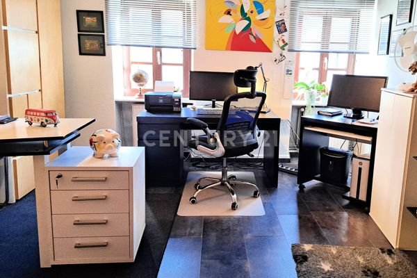 Büro mit Möglichkeit zum Kinderzimmer