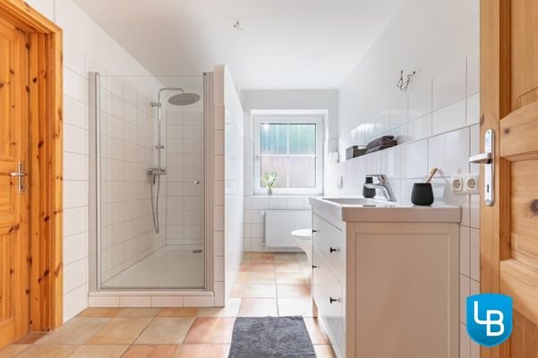Helles Badezimmer mit Dusche