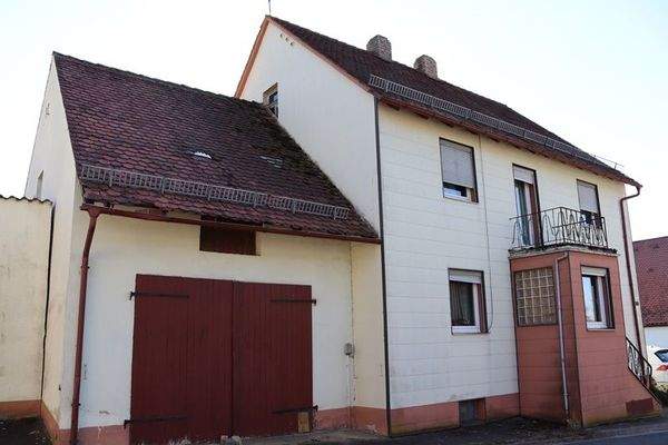 Ansciht mit Nebengebäude