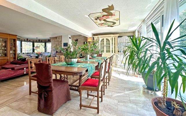 Essbereich mit großer Fensterfront