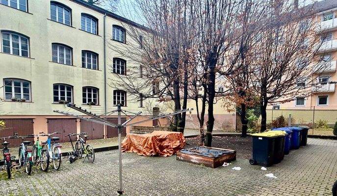 Nutzbarer und praktischer Hofraum mit Freisitz etc.