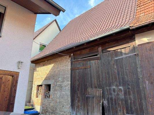 große, mehrstöckige Scheune