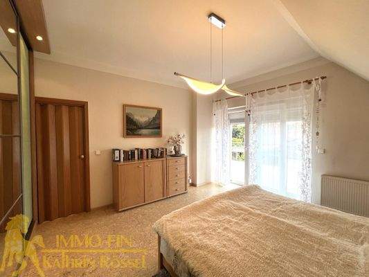 OG: Großes Schlafzimmer mit Dachterrassenzugang