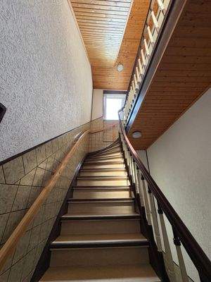 Treppenaufgang mit Holzdecke
