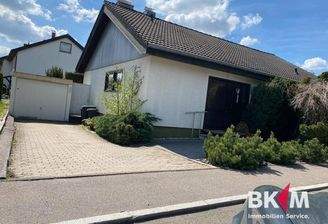 Hausansicht und Garage
