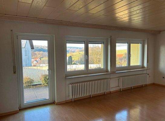 10 Wohnzimmer mit Zugang zur Terrasse.jpg