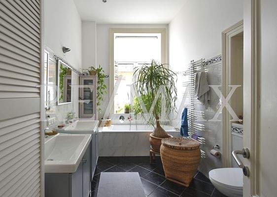 Bad mit Wanne und Dusche