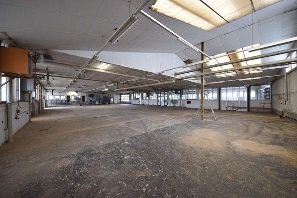 Lager und Produktionshalle