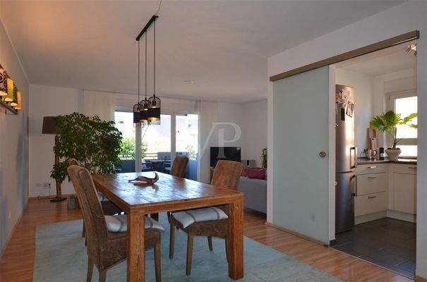 Wohn-/Esszimmer mit Blick in die Küche - 1.OG