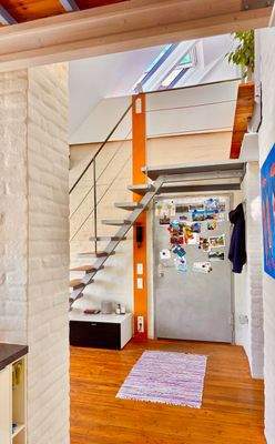 Dei Wohnungseingangstür mit der Galerietreppe