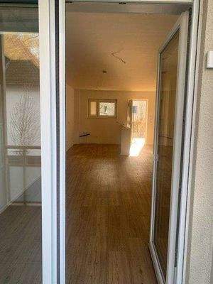 Blick von der Terrasse in die Wohnung.jpg