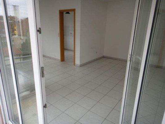 Balkonblick ins Zimmer, links Türe zur Küche