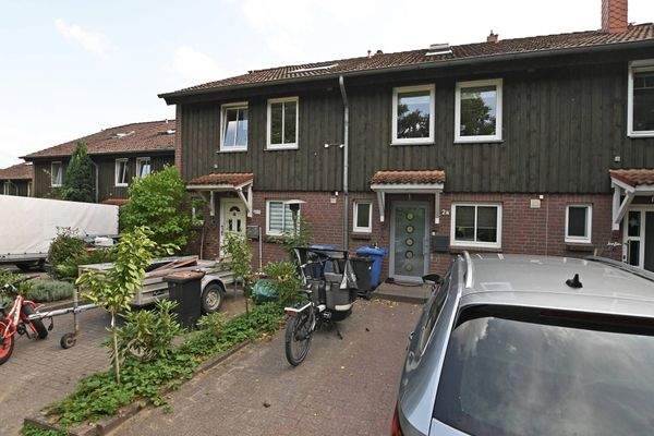 die beiden Stellplätze vor dem Haus