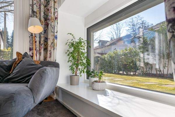 Panoramafenster mit Blick in den Garten
