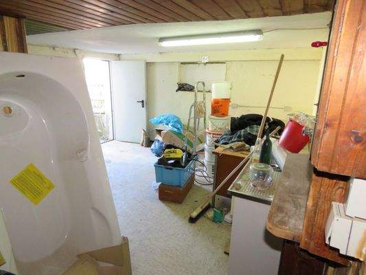 im Hauswirtschaftsraum KG