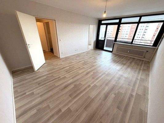 Helles Wohnzimmer mit Balkon