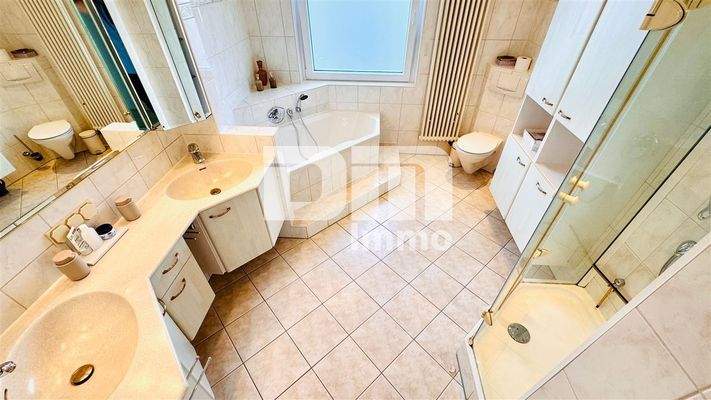 OG Badezimmer / Wanne / Dusche / Doppelwaschtisch